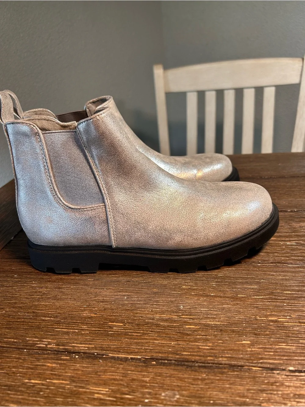 NWOT Sonoma Evie Chelsea boots size 5 youth
